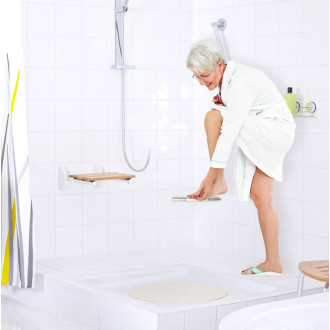 Nástenná opierka nôh pri holení, s protišmykovým povrchom, nerez lesk